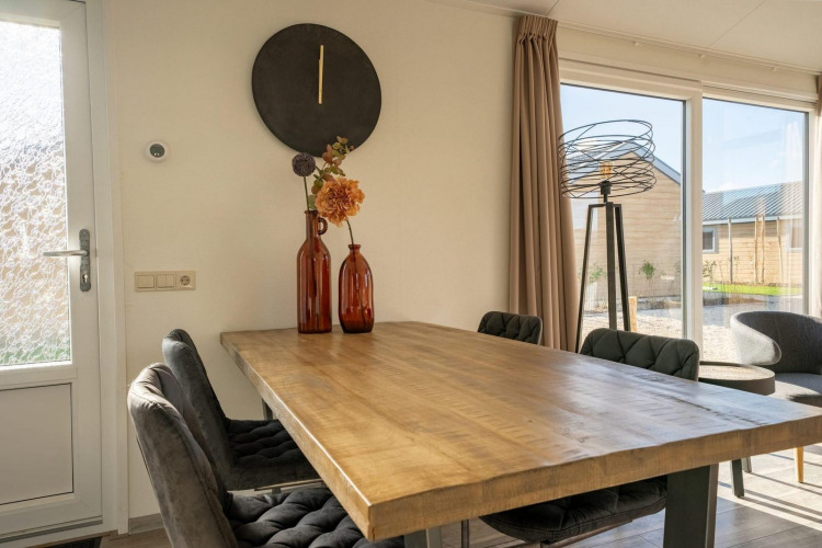 Comedor en la cabaña Velthorst 4 de De Kraaijenbergse Plassen, Países Bajos, con decoración moderna y luz natural.