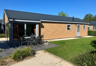 Le lodge Velthorst 4 à De Kraaijenbergse Plassen aux Pays-Bas, terrasse avec table et chaises en extérieur.