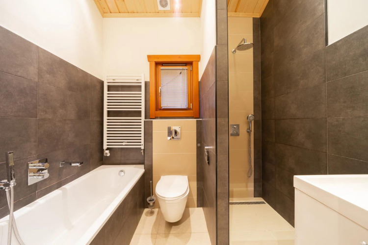 Baño moderno en la cabaña Boekhorst en Limburg, Países Bajos, con bañera, ducha y WC modernos.