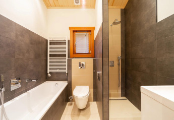 Baño moderno en la cabaña Boekhorst en Limburg, Países Bajos, con bañera, ducha y WC modernos.