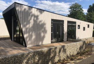 Lodge moderno dallo stile unico a Just Nature, Limburg, Paesi Bassi, immerso nella natura e nel verde.