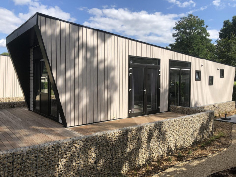 Alojamiento moderno con arquitectura distintiva en Just Nature, Limburg, Países Bajos, rodeado de naturaleza.