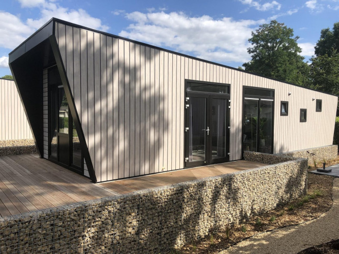 Alojamiento moderno con arquitectura distintiva en Just Nature, Limburg, Países Bajos, rodeado de naturaleza.