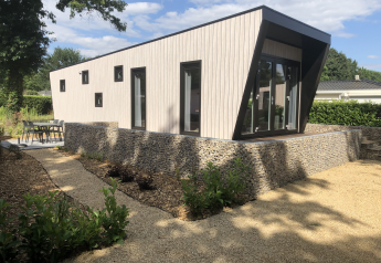 Moderne lodge Just Nature Light in Limburg, Nederland, met stijlvolle tuin en opvallende architectuur.