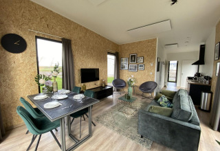 Moderne stue og spiseplads indrettet i Just Nature Light lodge i Limburg, Holland, med naturtema.