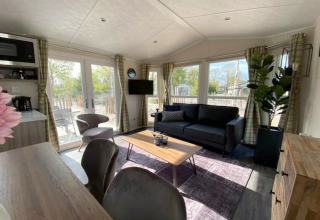 Modernes Wohnzimmer in der Berkel 4 Lodge am Zuiderzee, Niederlande, mit großen Fenstern und stilvollem Design.