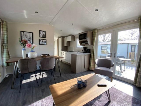 Helles, modernes Wohnambiente in der Berkel 4 Lodge am Zuiderzee, Niederlande, mit Ess- und Küchenbereich.