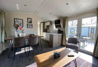 Helles, modernes Wohnambiente in der Berkel 4 Lodge am Zuiderzee, Niederlande, mit Ess- und Küchenbereich.