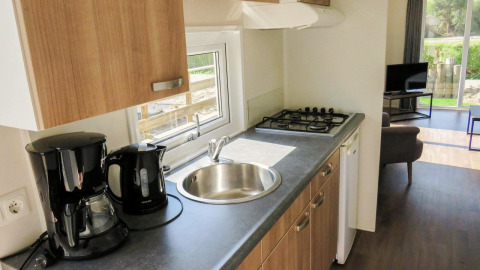 Kompakte Küche in der Berkel 4-Lodge im Zuiderzee, Niederlande, mit Kaffeemaschine und Gasherd.