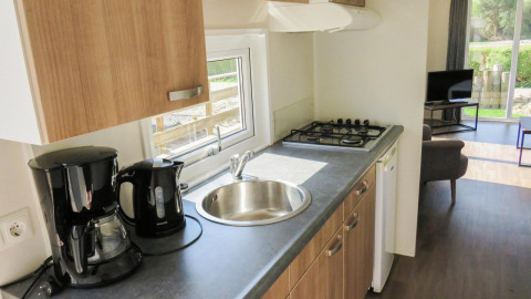 Kompakte Küche in der Berkel 4-Lodge im Zuiderzee, Niederlande, mit Kaffeemaschine und Gasherd.