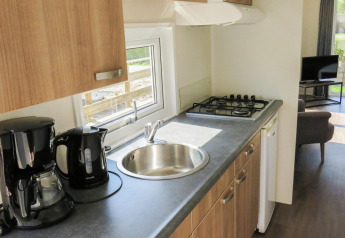 Compacte keuken in Berkel 4 lodge aan Zuiderzee, Nederland, met koffiezetapparaat en gaskookplaat.
