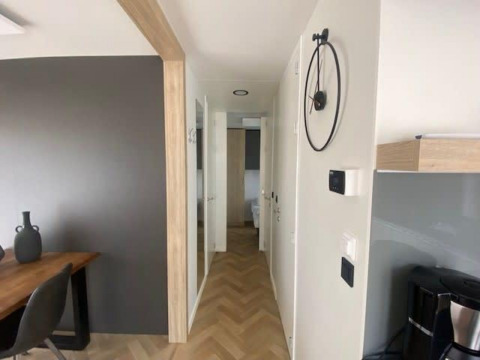 Vista interna del lodge Domus 4 a Zuiderzee nei Paesi Bassi, con corridoio moderno e decorazioni.