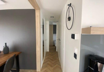 Interieur van lodge Domus 4 bij Zuiderzee, Nederland, met moderne en sfeervolle gang.