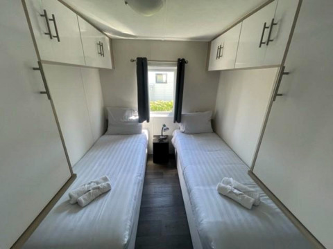 Lichte tweepersoonskamer met twee bedden in Berkel 6 lodge, Zuiderzee, Nederland, modern ingericht.