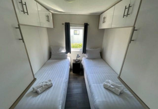 Lichte tweepersoonskamer met twee bedden in Berkel 6 lodge, Zuiderzee, Nederland, modern ingericht.