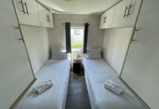 Camera doppia luminosa con due letti singoli al lodge Berkel 6, Zuiderzee, Paesi Bassi, stile moderno.