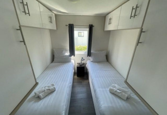 Chambre lumineuse à deux lits jumeaux, Berkel 6 lodge du Zuiderzee, Pays-Bas, décor blanc moderne.