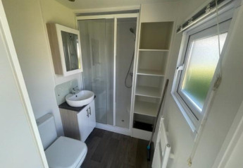 Modernes Badezimmer mit Dusche, Waschbecken, WC und Fenster in der Berkel 6 Lodge am Zuiderzee, Niederlande.