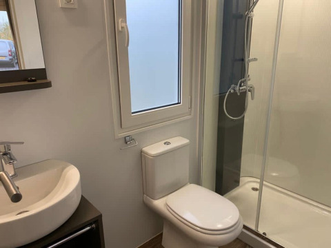 Moderne badkamer met douche, toilet en wastafel in Cosy Unique 2+4 lodge bij Zuiderzee, Nederland.