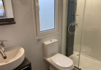 Moderne badkamer met douche, toilet en wastafel in Cosy Unique 2+4 lodge bij Zuiderzee, Nederland.