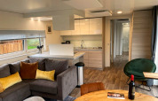 Salon et cuisine modernes du Cottage 4 à Zuiderzee, Pays-Bas, avec un joli mobilier en bois clair.