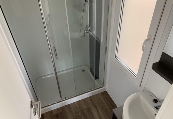 Moderne badkamer met glazen douche en wastafel in Cottage 4 aan Zuiderzee, Nederland.