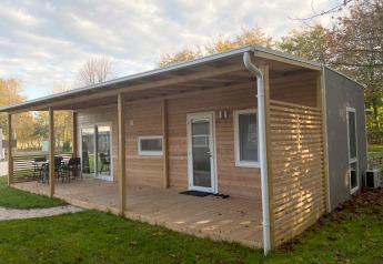 Moderno cottage in legno con veranda coperta e giardino al Cottage 4, Zuiderzee, Paesi Bassi, in autunno.