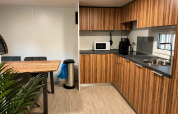 Cuisine moderne et coin repas du Cottage 5 à Zuiderzee, Pays-Bas, avec meubles bois et électroménager.
