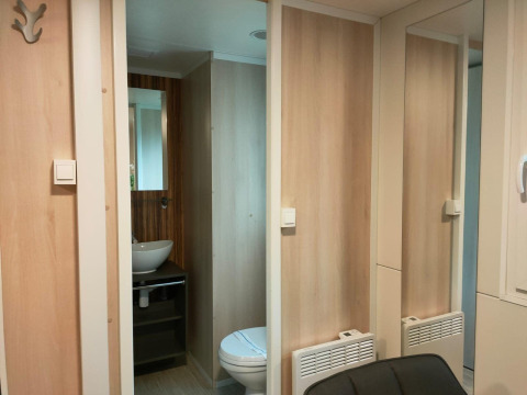 Moderne lodge-indretning med badeværelse og træpaneler, set i Cottage 5 ved Zuiderzee i Holland.