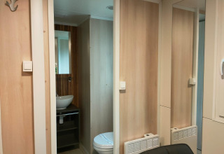 Moderne lodge-indretning med badeværelse og træpaneler, set i Cottage 5 ved Zuiderzee i Holland.