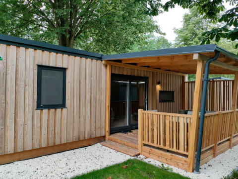 Udvendigt billede af Cottage 5 ved Zuiderzee i Holland, træbeklædt med overdækket terrasse.