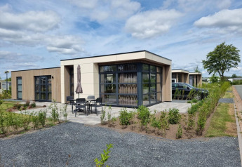 Cube Maximaal 4-lodge aan Zuiderzee in Nederland met hedendaags ontwerp en een ruim terras buiten.