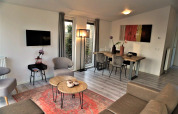 Salon et salle à manger modernes au Pavilion 4 de Zuiderzee, Pays-Bas, avec un mobilier élégant et une ambiance chaleureuse.
