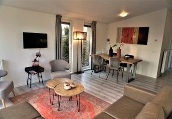 Salon et salle à manger modernes au Pavilion 4 de Zuiderzee, Pays-Bas, avec un mobilier élégant et une ambiance chaleureuse.