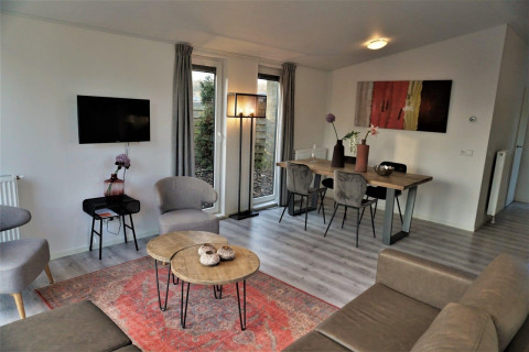 Modernes Wohn- und Esszimmer im Pavilion 4 Zuiderzee, Niederlande, mit stilvoller Einrichtung und Kunstdekoration.