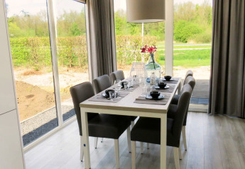 Salle à manger du Pavilion à Zuiderzee, Pays-Bas, avec une décoration moderne et vue sur le jardin.