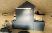 Moderne, kompakt køkkenindretning i Solo Retreat 2 på Zuiderzee-lodgen i Holland, med sort interiør.