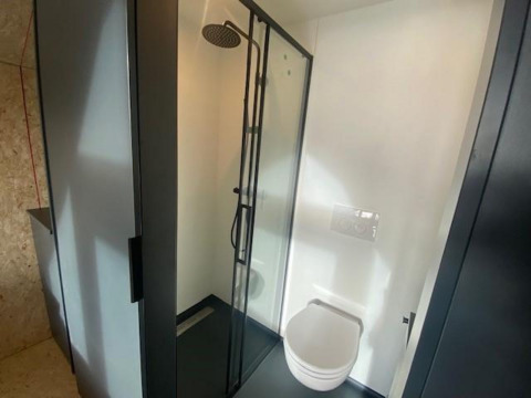 Modernes Bad im Solo Retreat 2 am Zuiderzee in den Niederlanden mit Dusche und wandhängendem WC.