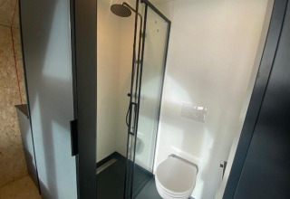 Modernes Bad im Solo Retreat 2 am Zuiderzee in den Niederlanden mit Dusche und wandhängendem WC.