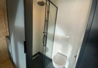 Moderne badkamer in Solo Retreat 2 aan Zuiderzee, Nederland, met inloopdouche en hangtoilet.