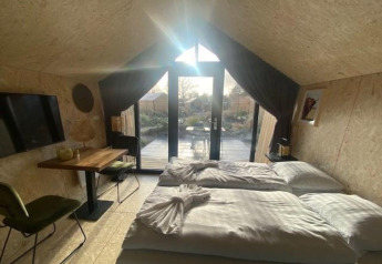 Gezellig interieur van Solo Retreat 2 lodge in Zuiderzee, Nederland, met zonlicht dat binnenvalt.