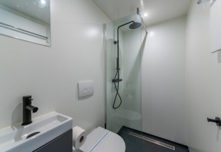 Salle de bain moderne avec douche, toilettes et lavabo au Solo Retreat 4, Zuiderzee, Pays-Bas.
