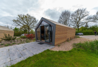 Photo extérieure du lodge Solo Retreat 4 à Zuiderzee, Pays-Bas, avec une façade en bois moderne.