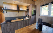 Coin cuisine moderne en bois avec table à manger dans Tiny House Plus 4, Zuiderzee, Pays-Bas.