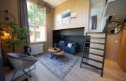 Tiny House Plus 4 moderne à Zuiderzee, Pays-Bas, avec salon élégant et mezzanine confortable.