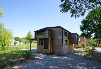 Moderna lodge in legno Tiny House Plus 4 a Zuiderzee nei Paesi Bassi, circondata dal verde.