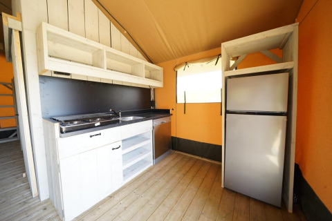 Moderna cucina in tenda glamping con fornello, lavello e frigo al Glampingtent 6, Zuiderzee, Paesi Bassi.