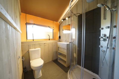 Bagno moderno nella Glampingtent 6 a Zuiderzee, Paesi Bassi, con doccia, wc e lavabo.