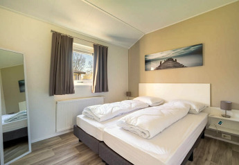 Camera moderna nella lodge Velthorst 4 a Zuiderzee nei Paesi Bassi, con arredamento luminoso e accogliente.