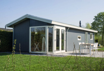 Moderno lodge Velthorst 4 a Zuiderzee, Paesi Bassi, con grandi finestre e accogliente patio esterno.
